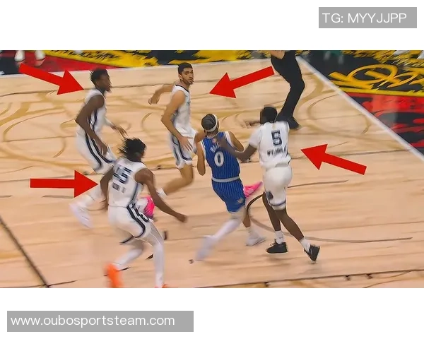 文班低位强攻遭布克防守犯规本场第4次犯规引发争议